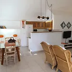 81 Great Spot Oura Beach, 빌라